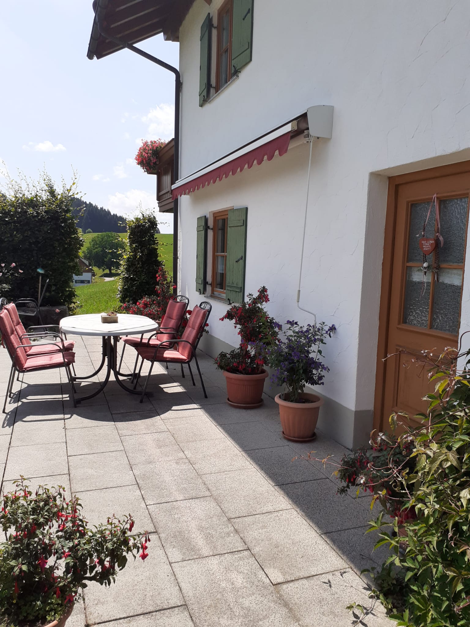 Die sonnige Terrasse direkt vor dem Eingangsbereich