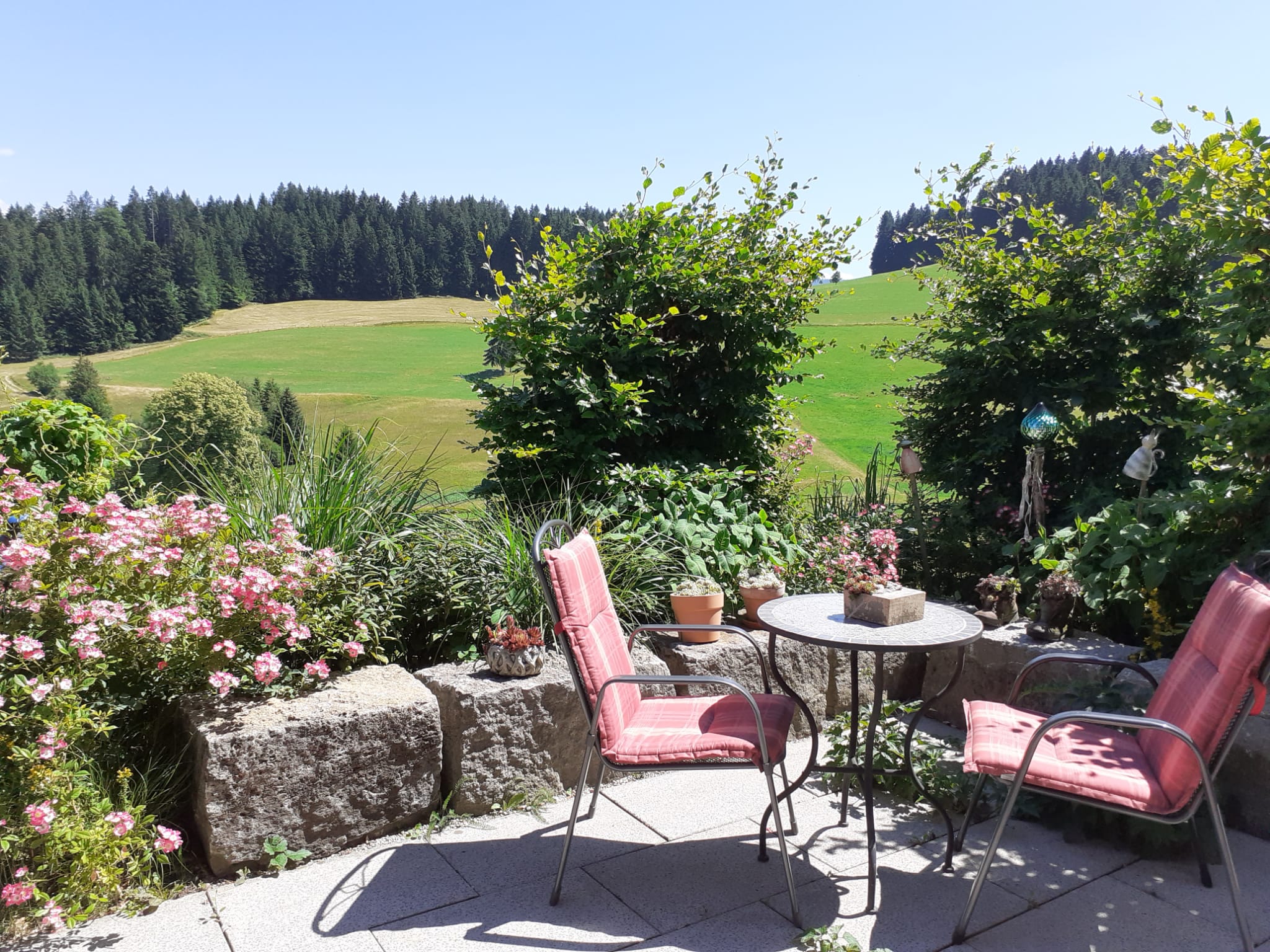 Terrasse der Ferienwohnung mit Blick in die Natur