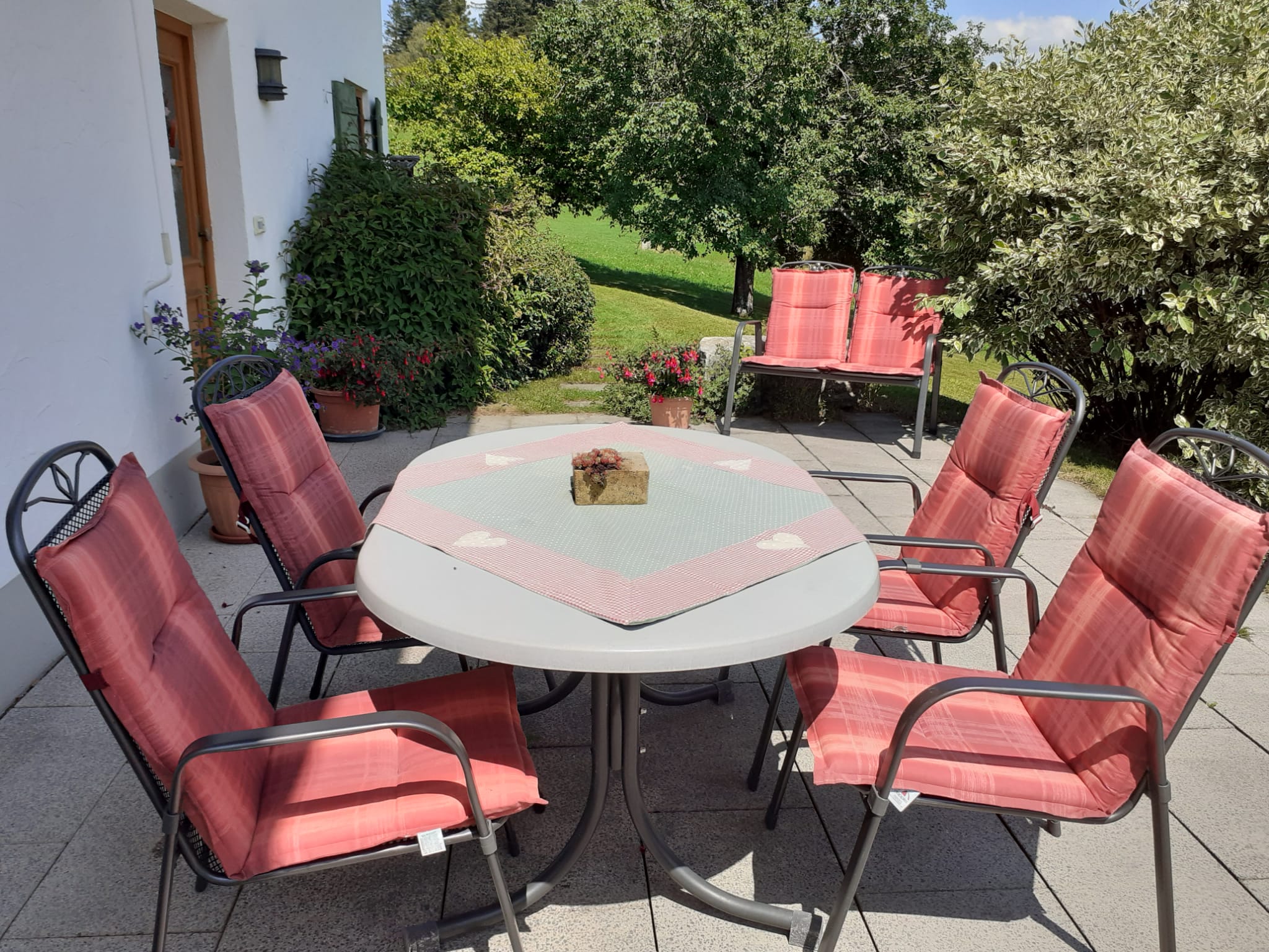 Gemütliche Sitzgruppe auf der Terrasse für sonnige Tage